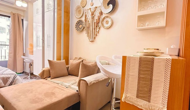 Steps to SM Bicutan w/Balcony/Near Airport/D+/FLX/Karaoke/Wifi