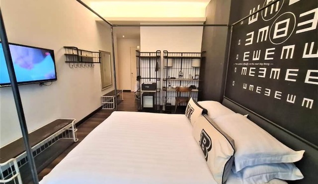 M Boutique Station 18