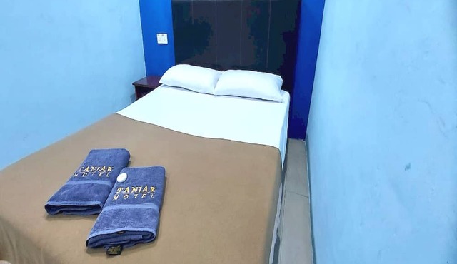 OYO 90937 Tanjak Hotel