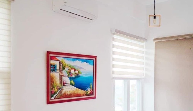 Breathtaking sea and hill view. 5 mins drive to beach. Pet Friendly.