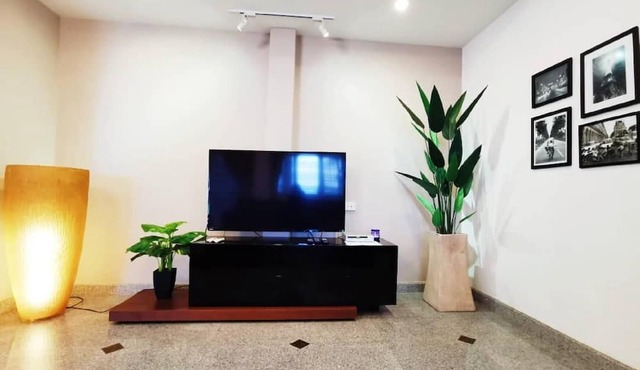 Little Heaven by Sky Hive, a beach front villa in Tanjung Tokong