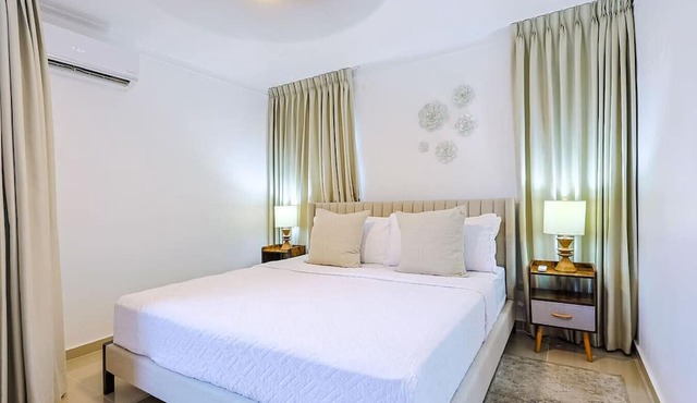 Elegant Sea View 3BD Apt, King Bed, Full AC, Pool. in Santo Domingo Este