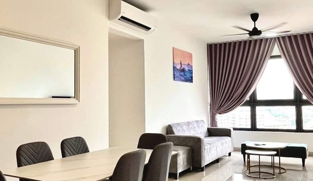 4BR KL Skyline View! 8-10 pax, 2 Bath, Iconic Towers in Cheras