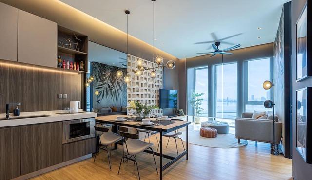 Seaside Elegance: 3 Rm Oasis Panoramic Ocean Views in Tanjung Tokong