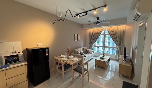 Kajang Mirai Cozy 2BR Stay | Easy Access to KL & Bangi | Netflix + WIFI in Kajang
