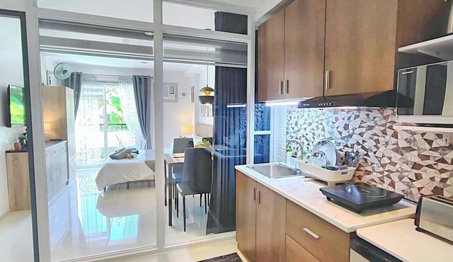 Cozy CityCondo near CPU, with a balcony and park view, 2 floors, fiber-optic Wi-Fi, free parking in Iloilo City