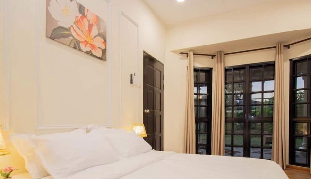 Massive 8-Bedroom Petaling Jaya Holiday Home, Sleeps 16+ Near Kuala Lumpur in Petaling Jaya