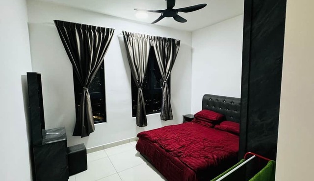 Cozy 2-bedroom apartment in charming Klang with WiFi, AC, fitness room in Klang