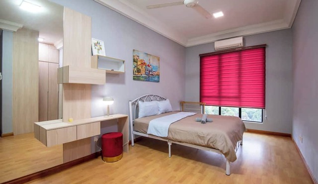 Stylish 4BR Near Paradigm Mall, Pool, Free Parking in Johor Bahru