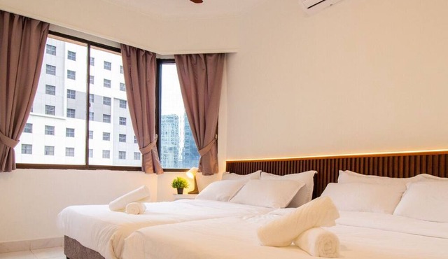 Downtown Condo KL For 9~18 Pax, Walk to Nightlife, MRT, KL Tower & Pavillion in Kuala Lumpur