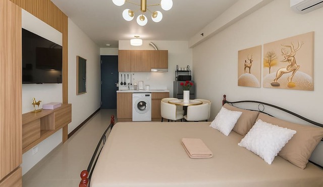 Luxury Condo-Sea View- Near Beach