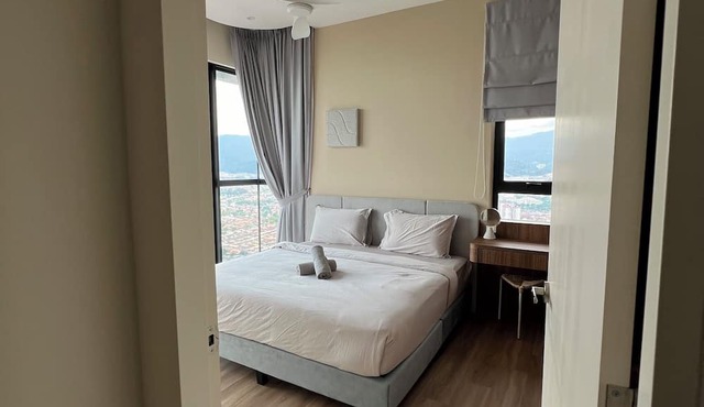 Urban Suites Sky-High 3BR Retreat-Breathtaking Penang Bridge & City Views in George Town