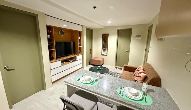 New 2-bedroom condo with WiFi & Netflix 2 minutes walk to Ayala Mall