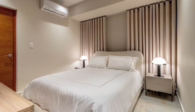 Luxury Downtown Stay ~ 11th FL ~ Jacuzzi, Gym, City Views @Naco in Santo Domingo