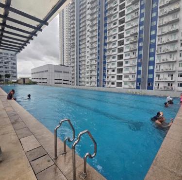 Sm north condo grass residents in Manila