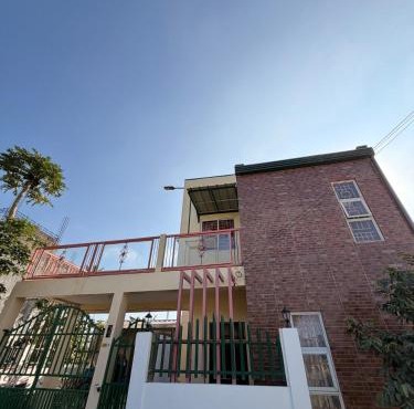 Whole House Staycation Near Tagaytay with Parking in Amadeo