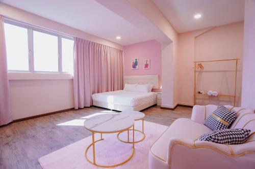 Hugstore Pink Hotel