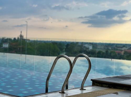 Modern Muji Studio Condo with Swimming Pool, Free Netflix WiFi near Lake Garden Zoo