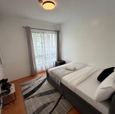 Modern lounge 2BR Pool & Netflix Near airport in Manila