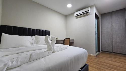 Swing & Pillows - KL City Kuchai Lama