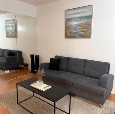 Modern lounge 2BR Pool & Netflix Near airport