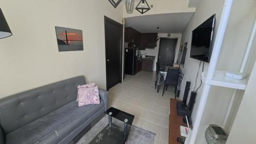 Cozy Pioneer Woodlands Tower 4 1 BR in Mandaluyong near BGC & Makati in Manila