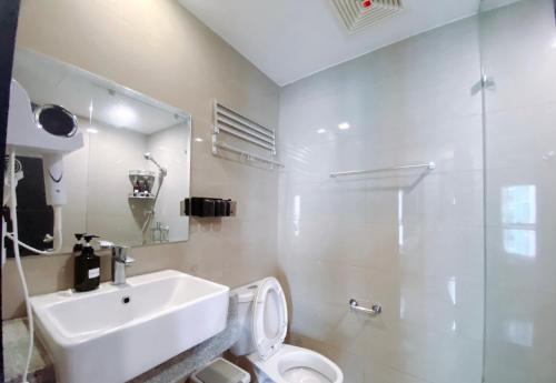 Spacious and Comfortable 3BR, 2BR, 1BR Family Suite with Ocean-View near Airport, City of Dreams, Solaire, PARQAL, Ayala Malls, and MOA, Free Parking in Paranaque
