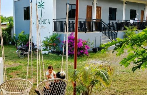 Veronica Palms in Pooc