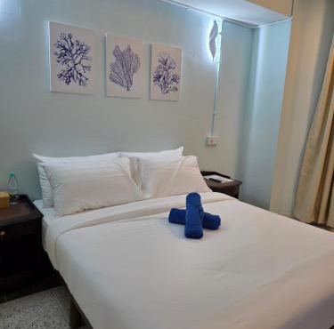 Sunset Beach Retreat & Beach Bistro