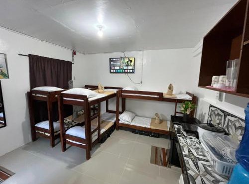 Budget Stay in Cebu Transient Room with WiFi, Netflix, AC & Free Parking Up to 8 Guests in Cebu City