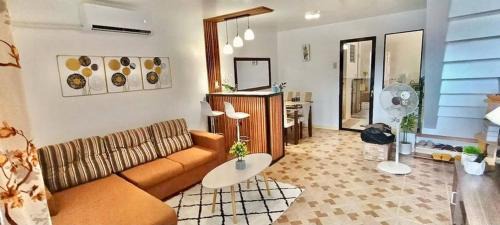 Bloomstone - 2BR Town House Aurora - Dumaguete in Sibulan