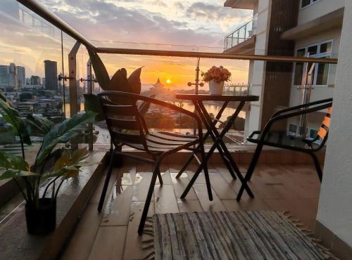 Kuching City Center Riverine Apartment With Balcony and Nice View