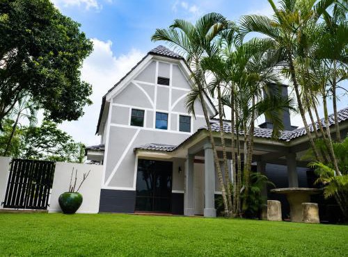 Villa Iris Cottage Traditional Cosy Pool Homestay in Kampong Pulau Sebang