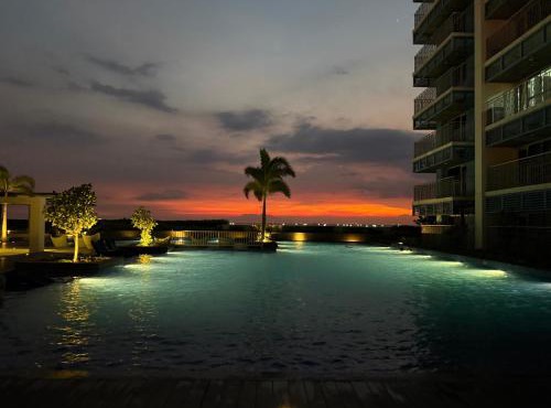 Modern Condo next to Okada Manila near MOA and Airport