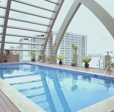 Cozy 2 BR 2 Bath Condo with Netflix and Karaoke near MRT EDSA in Manila