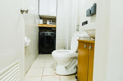 Resort-Style Condo, Near Airport, Pool, Fast WiFi, Netflix & Disney