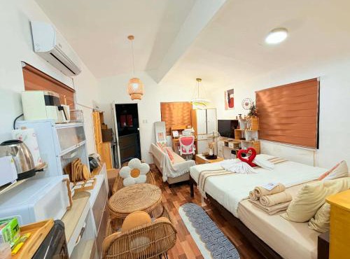Olango Island-Tiny Guest House Fully Furnished with Hot Shower, Washer, Wi-Fi, Netflix & King Bed S&E-3