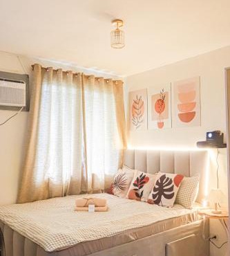 Cozy 3BR Townhouse near SM Caloocan Fast Wi-Fi, Netflix & Free Parking