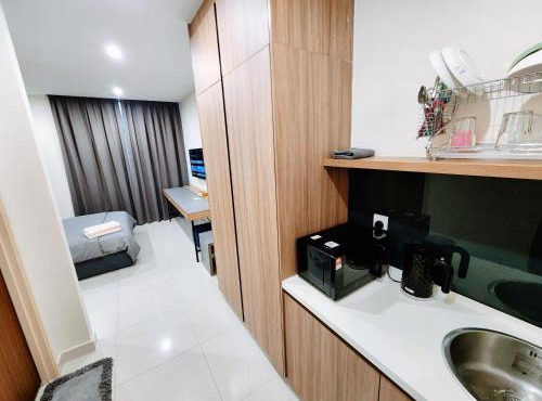 Kozi Square Twin Room with Smart TV & free Wi-fi