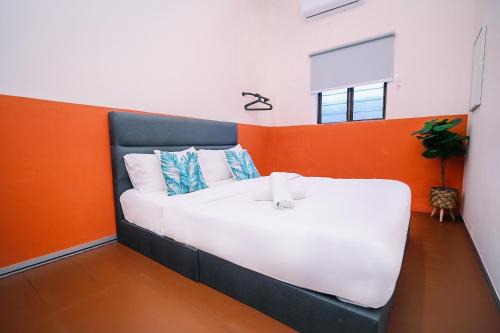 Swing & Pillows - 75 Chulia St, Georgetown Penang