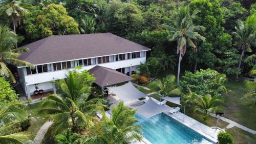 Sunset Cove Beach & Dive Resort in Romblon