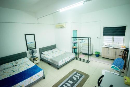 MKB Homestay - Landed Studio room with 2 Queen bed and Free gated Parking