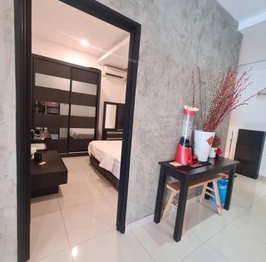 Palazio Mount Austin Modern Stylish 3 bedrooms balcony pool view high floor by GDRAGON HomeStay